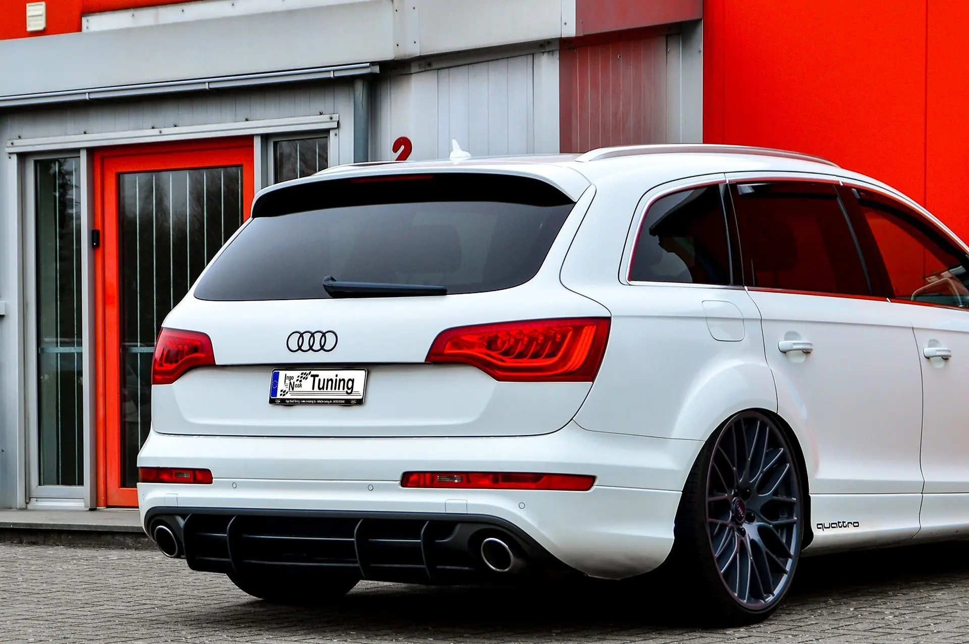 Ingo Noak Gefräster Heckansatz mit Finnen für Audi Q7 4L mit S-Line