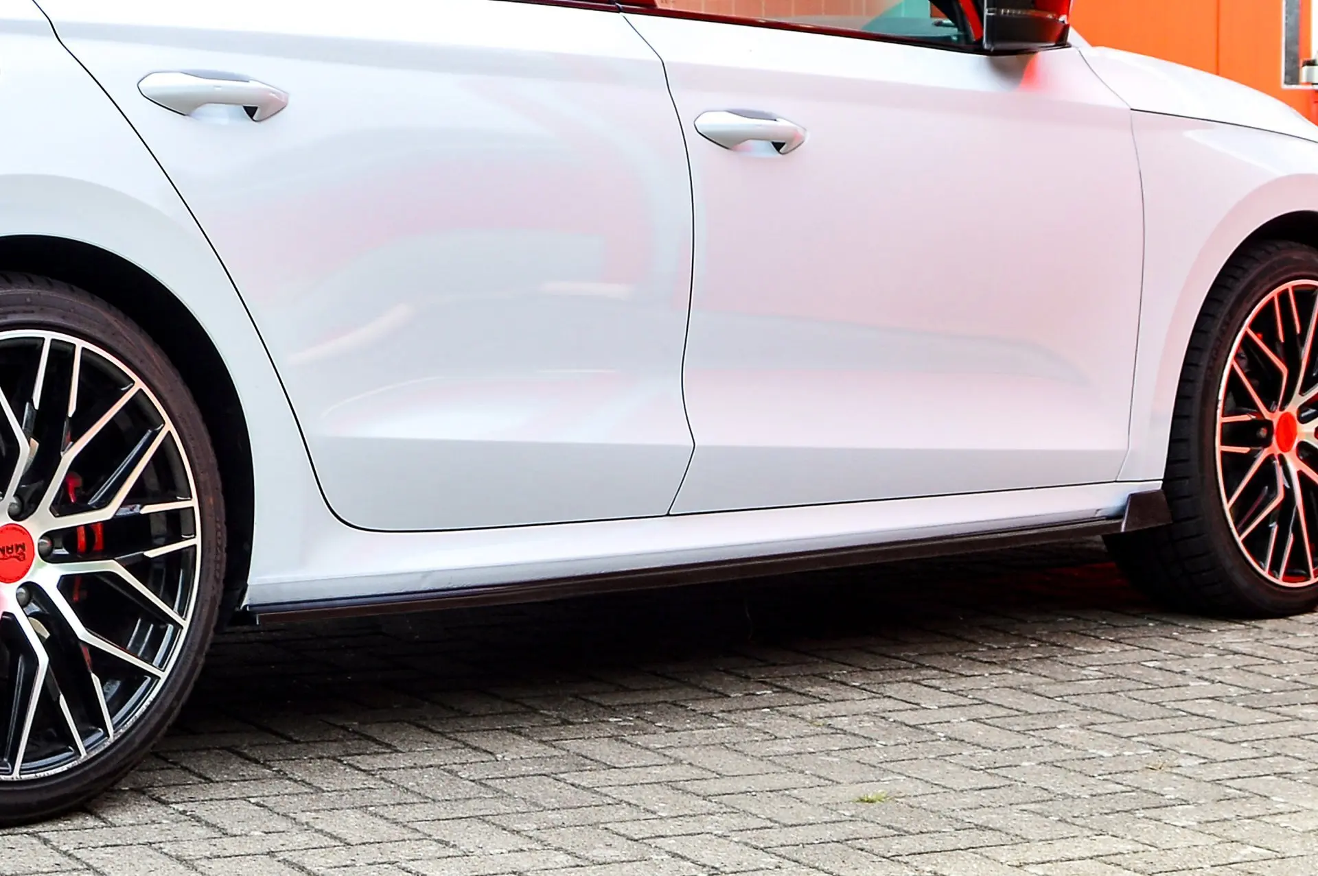 Ingo Noak Cup Seitenschweller mit Wing vorne für Skoda Octavia RS NX